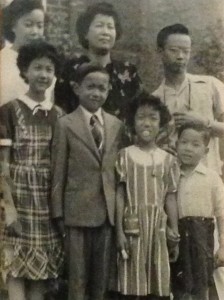 Pearl (L) with family members in the 1940s. (Courtesy: Chow family)
