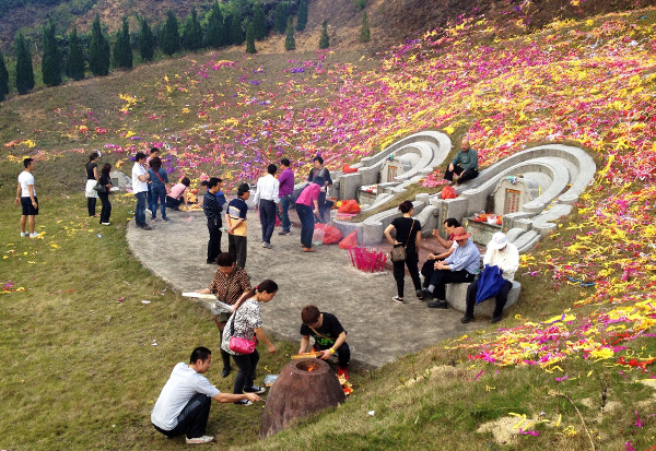 Remembering the dead during Qingming. Photo by Kevin Chao