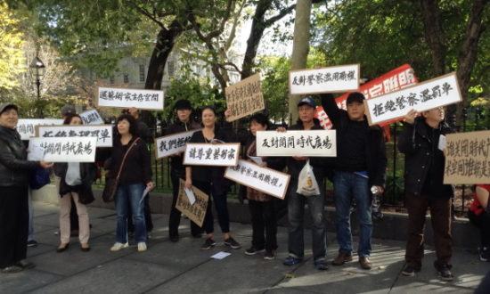 Chinese street artists protest against tickets.